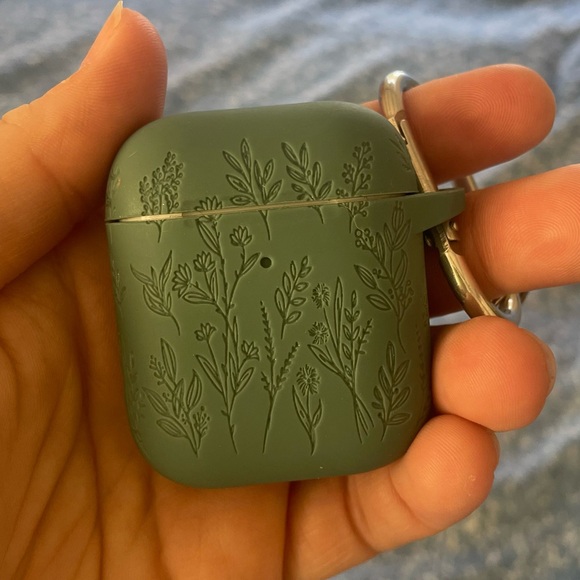 Apple AirPods (2nd Generation) Wireless Ear Buds with Rubber Case - Picture 13 of 16